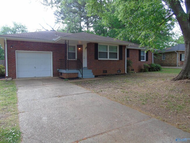 Building Photo - 704 Graycroft Dr SW