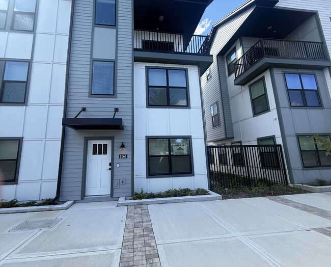 Building Photo - Modern 2-Bedroom Townhome with Garage Park...