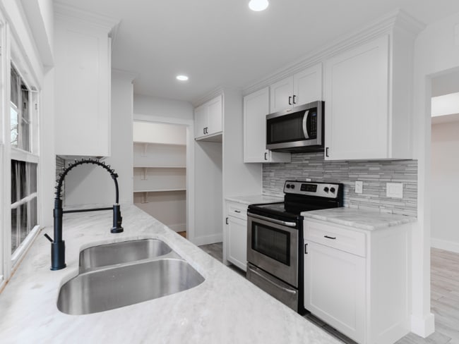 Photo - 7117 Chinaberry Rd