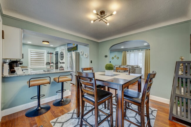 Photo - 3855 Grosvenor Rd Unit ID1061072P