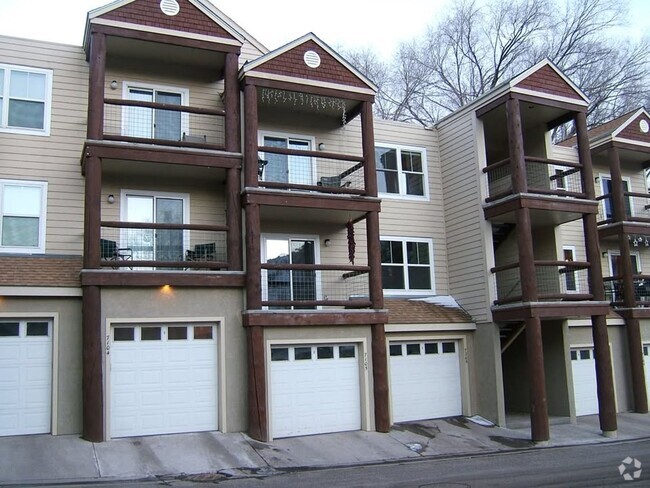 Building Photo - Two Bedroom Two Bath Townhome with Two Car...