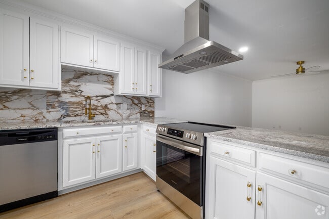 2BR, 2BA - 900SF - Kitchen