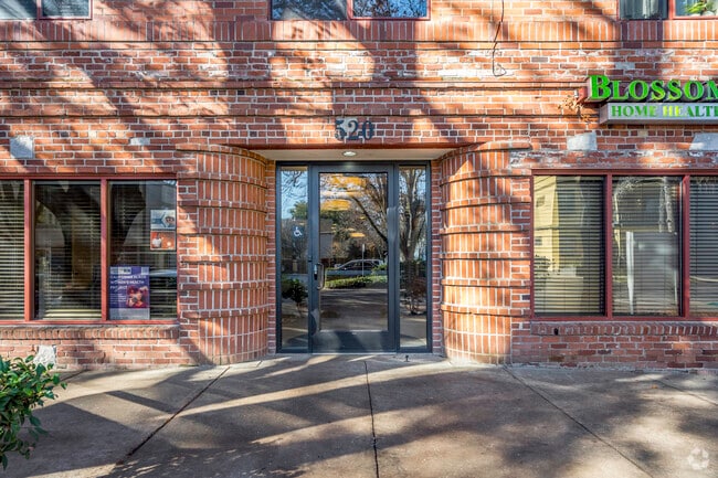 Building Photo - 530 9th St