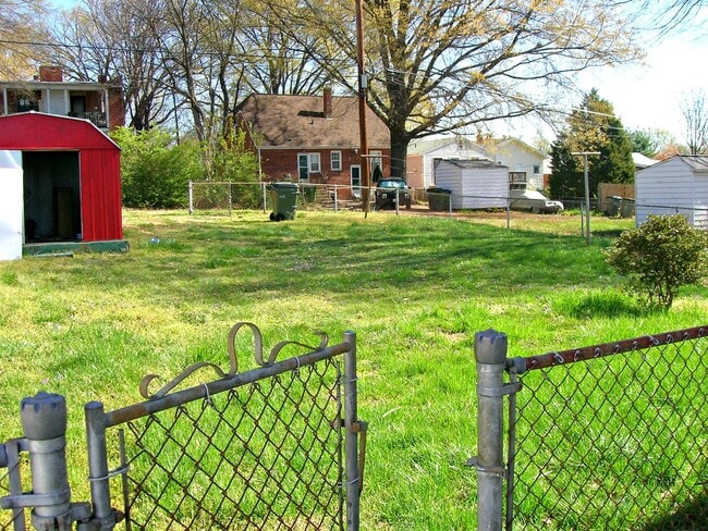 Building Photo - --APPLICATION PENDING CURRENTLY UNAVAILBLE-- 3 BR / 1 BA  Renovated home near VCU in Byrd Park Ar...