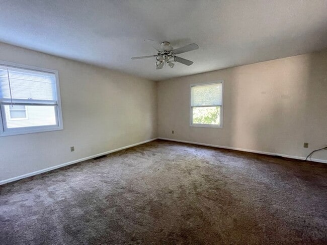 Photo - LEXINGTON SCHOOLS! 2 Bedroom, 1 1/2 Bath Duplex Available! Unit 1800