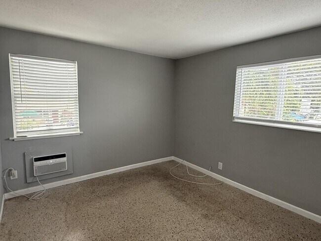 Photo - 1118 N H St Unit 13