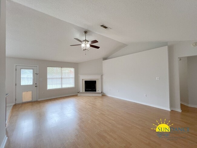 Photo - Spacious 4 Bedrooms in South Crestview!
