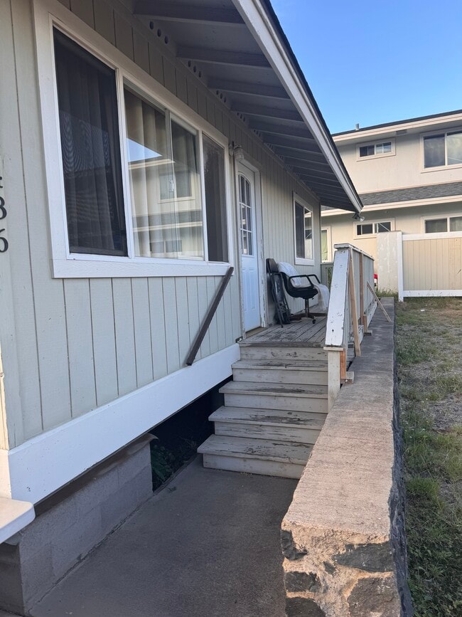 Front entry of cottage - 486 Kea St House