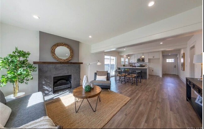 Photo - 1327 W 77th St Unidad 1327 W 77th St