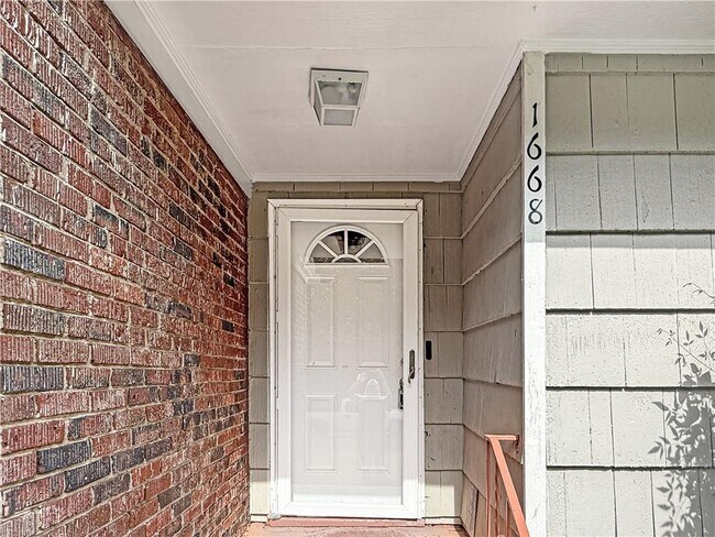 Photo - 1668 Laurelwood Dr SW