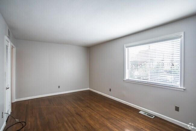 2 BR, 1 BA - 950 SF