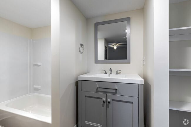 1BR, 1BA - 650SF - Daisy Walnut Apartments