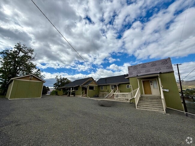 Building Photo - Newly remodeled Large 3 Bedroom Apartment ... Unit E
