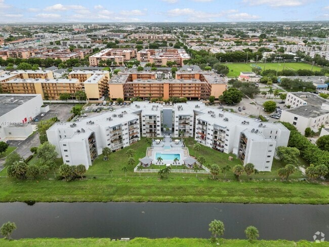 Building Photo - 1820 W 53rd St Unit 319 Rental