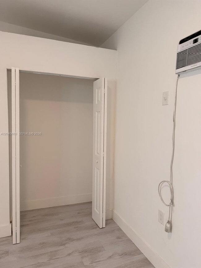 Building Photo - 860 NW 171st St Unit b