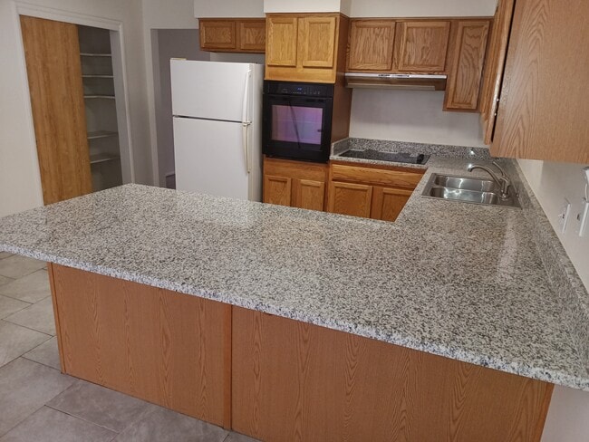 Photo - 832 W 16th St