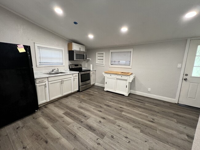 Photo - 2713 Peters St
