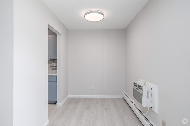 2BR, 1BA - 800SF - Dining Room - 828 Holly Gardens