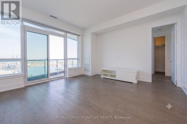 Photo - 55 Merchants' Wharf Unit 1020