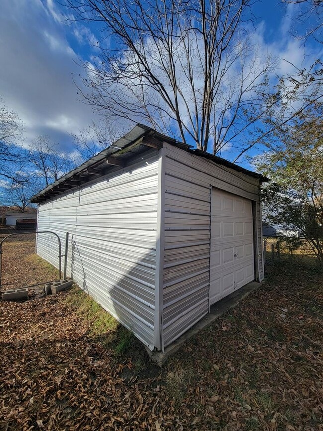 Photo - 2 Bedroom/1Bath Home Located in Burlington, NC! APPLY NOW