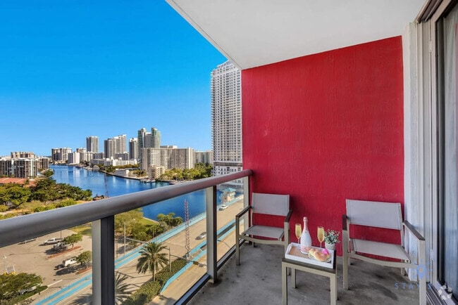 Building Photo - 2602 E Hallandale Beach Blvd Rental
