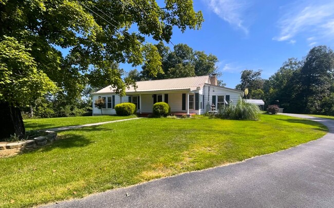 Photo - Cozy 3 bedroom home with country feel! Lar...