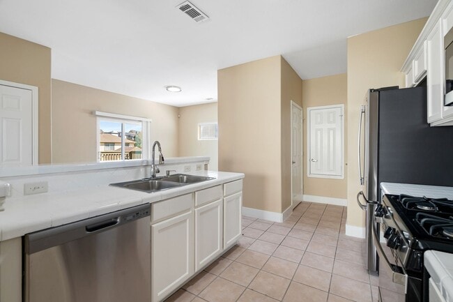 Photo - Agavae - MLK / 183 - Remodeled 3BD 2.5BA - Garage - Fenced Yard - $1600