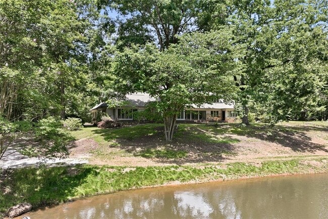 3735 Smithtown Rd