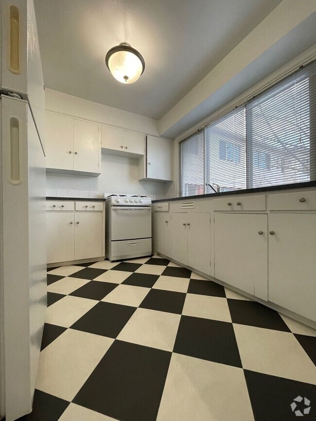 Building Photo - Gorgeous Top Floor Unit 19 Rental