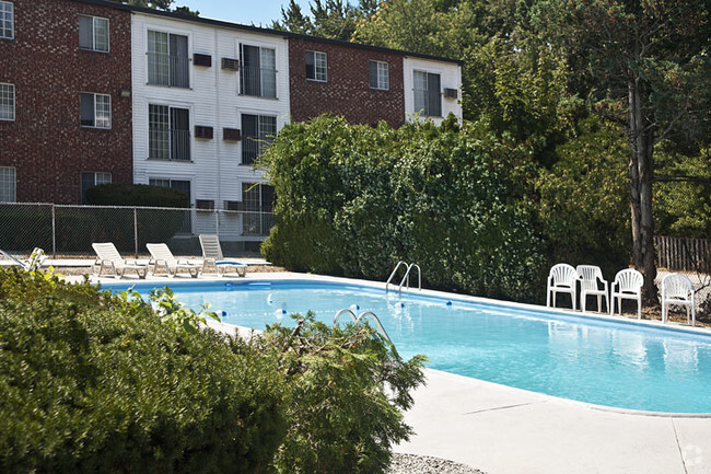 Outdoor Pool - Mansion House Apartments