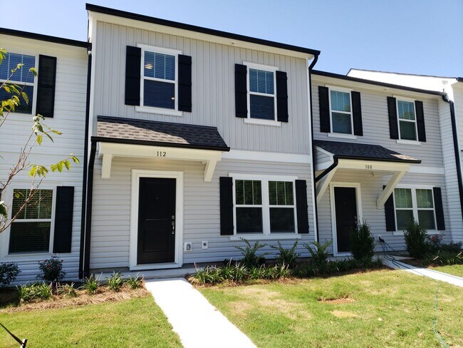 NEW 3 Bedroom Townhome Minutes from Downto... - NEW 3 Bedroom Townhome Minutes from Downto...