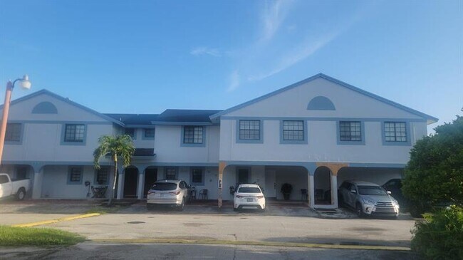 Building Photo - 11821 SW 18th St Rental