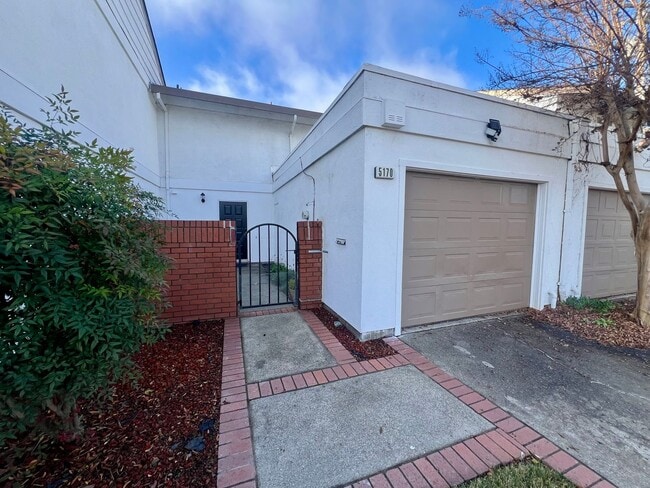 Photo - Great Townhome in the Pocket area close to everything!