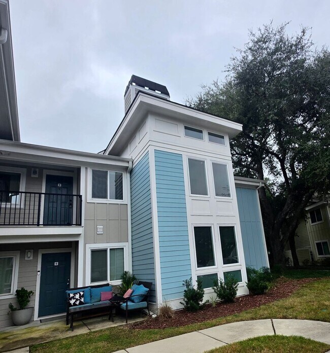 Building Photo - Newly renovated 2 bedroom + flex space in ... Unit 8
