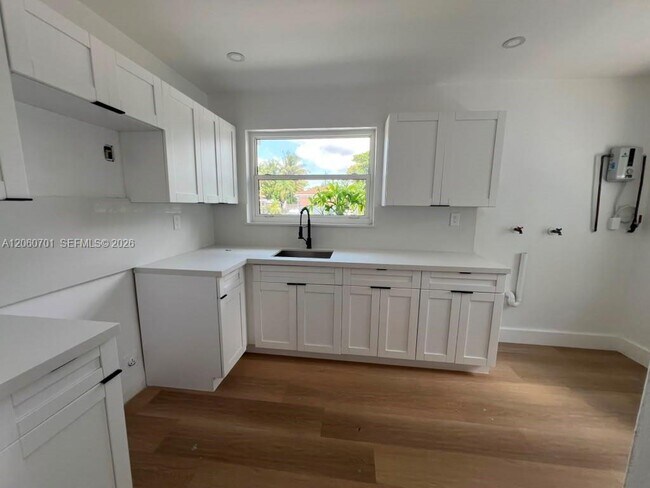 Building Photo - 1239 SW 22nd Ave