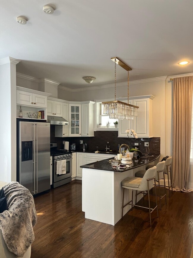Kitchen view - 835 W Bradley Pl Unit 1R