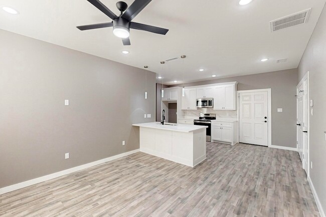 Building Photo - 807 Fletcher St Rental