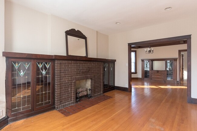 Building Photo - 1434 W Addison St Unit J09P