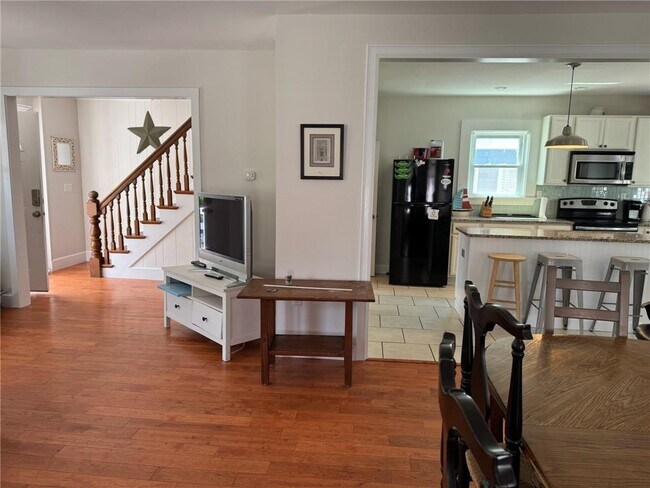 Photo - 20 Narragansett Ave