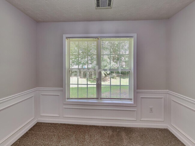 Photo - 535 Maeve Ln