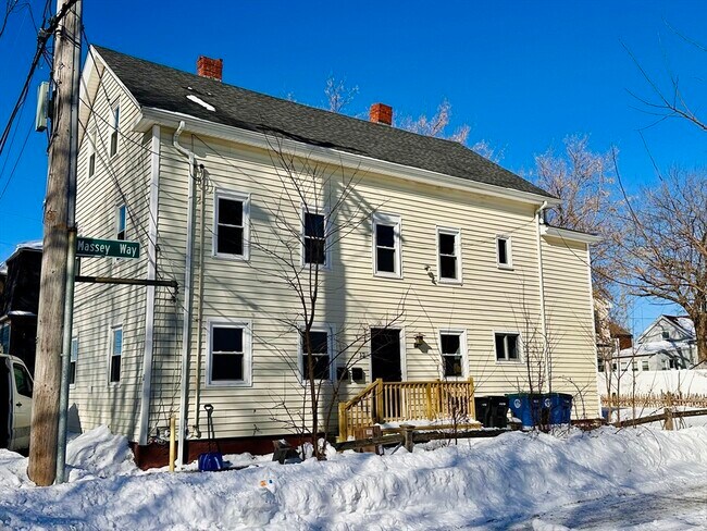 Building Photo - 12 Thorndike St Unit 2