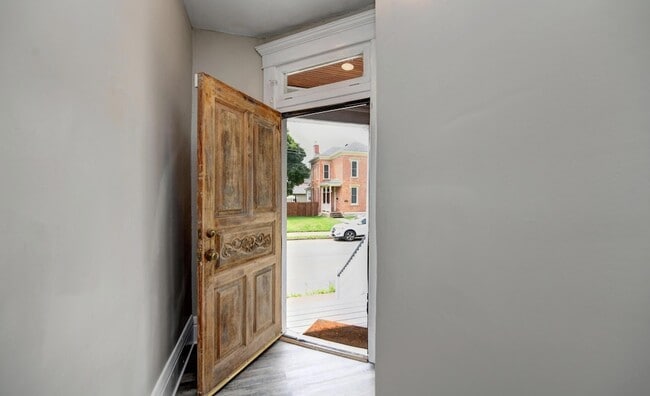 Photo - 1050 Oak St Unidad 52