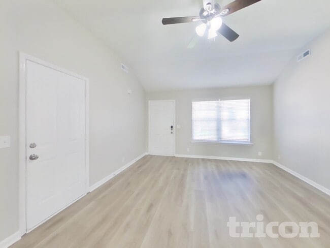 Photo - 996 Tom Hailey Blvd