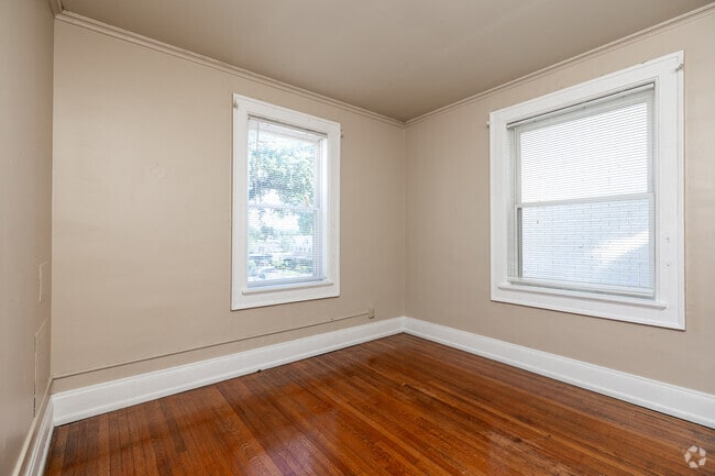 1BR, 1BA - 550-750 SF - Grand Manor - Bedroom