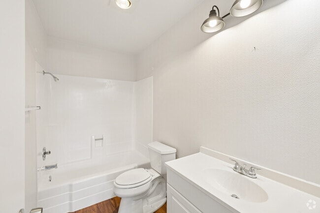 2BR, 2BA - 1,000SF - Bathroom