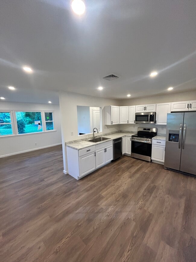 Photo - 7452 Poplar Ave