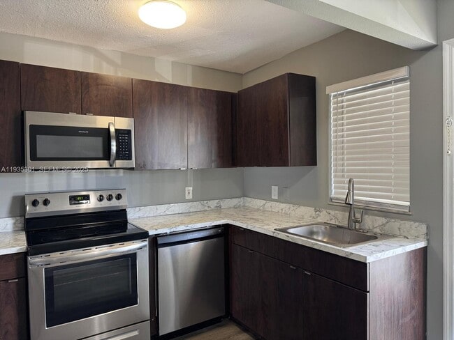 Photo - 617 Ixoria Ave Unit 19