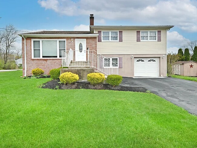 Photo - 220 Maple Ave