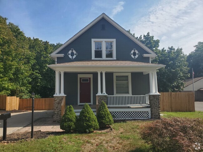 Building Photo - 2 Bedroom 2 Bath Bungalow With Fenced Yard Rental