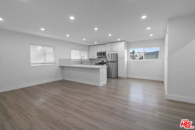 Photo - 11347 Emelita St Unidad 6